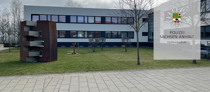 Blick auf die Campusinnenansicht des Gebäude 2 der Fachhochschule. Rechts auf hellem Grund der Polizeistern des Landes Sachsen-Anhalt darüber platziert.